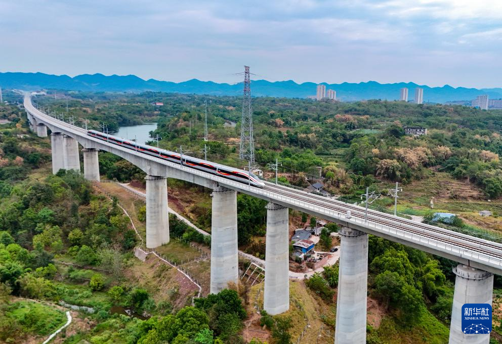 Đường sắt cao tốc tạo động lực mới
cho phát triển kinh tế - xã hội ở Trung Quốc