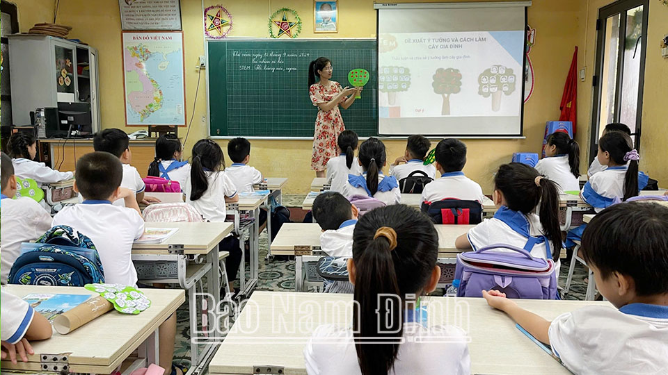 Cô và trò Trường Tiểu học Trần Quốc Toản hưởng ứng đợt thi đua Dạy tốt - Học tốt chào mừng 70 năm thành lập trường. Ảnh: Minh Thuận