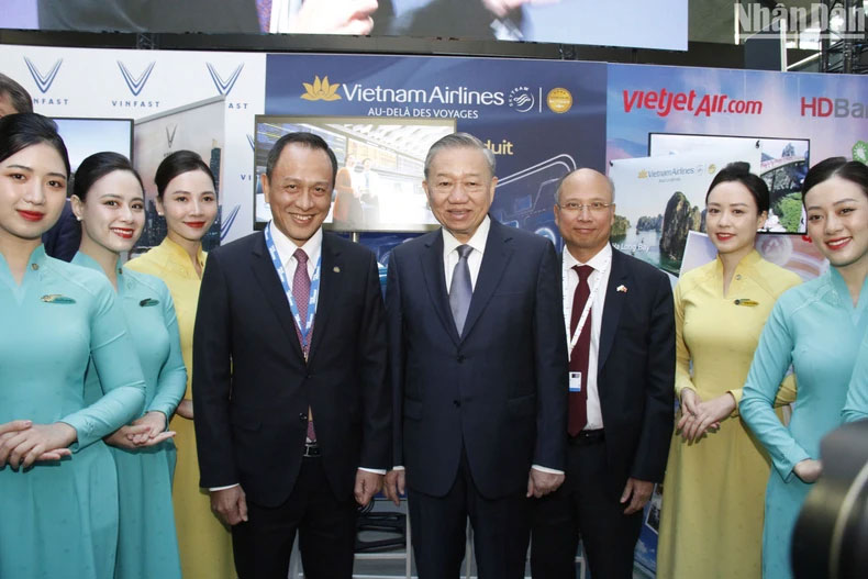 Tổng Bí thư, Chủ tịch nước Tô Lâm và các cán bộ Vietnam Airlines tham gia triển lãm tại Diễn đàn.