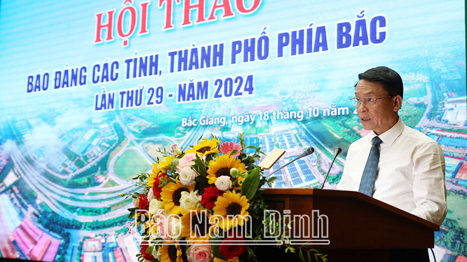 Đồng chí Nguyễn Đức Lợi, Phó Chủ tịch Thường trực Hội nhà báo Việt Nam phát biểu tại hội thảo. 