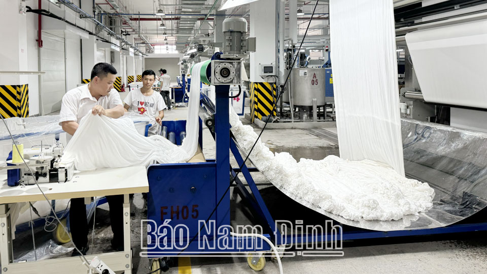  Sản xuất vải tại Công ty TNHH Top Textiles, KCN Rạng Đông (Nghĩa Hưng).