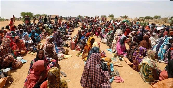 Người tị nạn Sudan sơ tán tránh xung đột tại các trại tạm ở Koufroun, CH Chad. (Ảnh REUTERS/TTXVN)