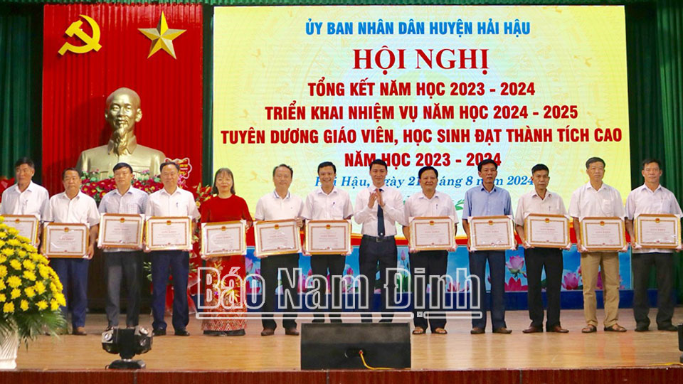 Lãnh đạo huyện Hải Hậu trao Giấy khen cho các đơn vị, cán bộ quản lý, giáo viên đạt thành tích xuất sắc trong năm học 2023-2024.