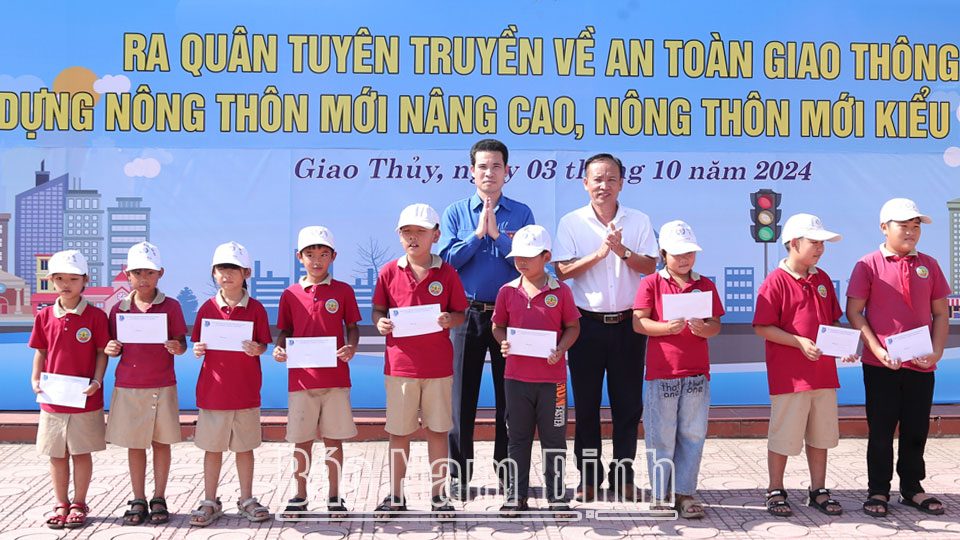 Ra quân tuyên truyền về an toàn giao thông và xây dựng nông thôn mới nâng cao, kiểu mẫu năm 2024