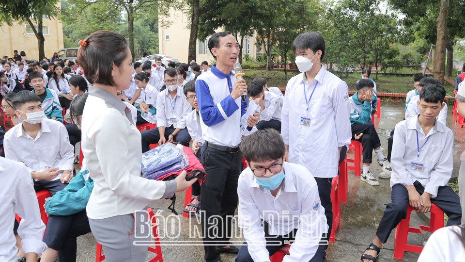 Tuyên truyền lái xe an toàn cho học sinh Trường THPT Trần Văn Lan (thành phố Nam Định).