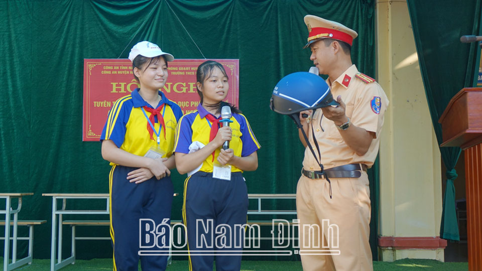 Công an huyện Nam Trực tuyên truyền pháp luật về trật tự an toàn giao thông đường bộ cho học sinh Trường THCS Nam Cường.