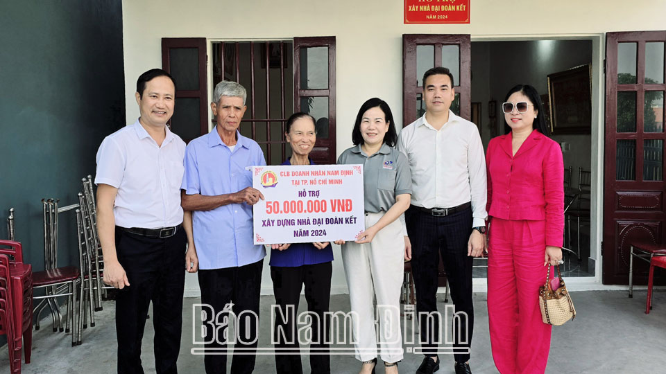 Bàn giao nhà “Đại đoàn kết” cho gia đình có hoàn cảnh khó khăn