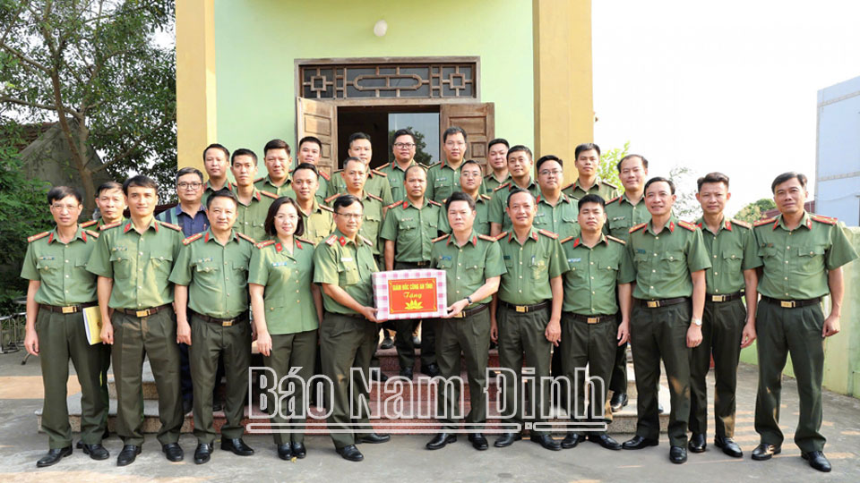 Lãnh đạo Công an tỉnh kiểm tra công tác an ninh cơ sở tại huyện Nghĩa Hưng