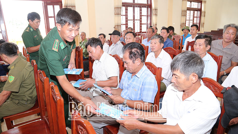 Cán bộ, chiến sĩ Đồn Biên phòng Ba Lạt (Giao Thủy) tuyên truyền chống khai thác hải sản bất hợp pháp, không báo cáo, không theo quy định (IUU) cho ngư dân xã Giao An.