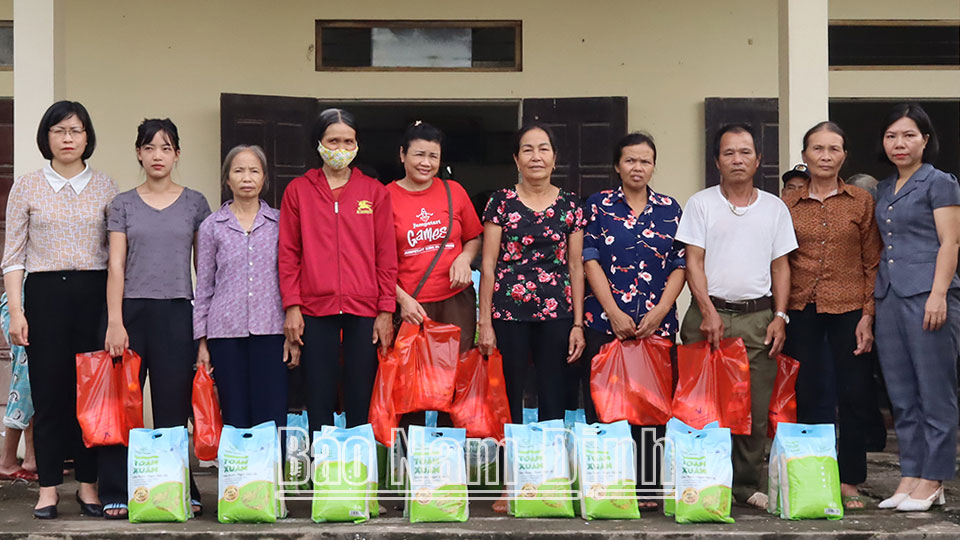 Hội Nông dân tỉnh, Hội Nông dân huyện Ý Yên và Công ty TNHH Toản Xuân tặng quà cho hội viên nông dân xã Hồng Quang (Ý Yên) có hoàn cảnh khó khăn bị ảnh hưởng thiệt hại do cơn bão số 3 gây ra.