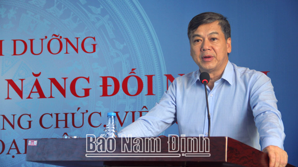 Đồng chí Trấn Lê Đoài, TUV, Phó Chủ tịch UBND tỉnh phát biểu khai mạc khóa học. DT