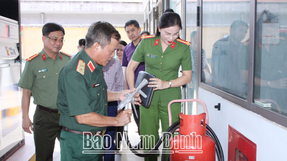 Đoàn khảo sát của Ủy ban Quốc phòng - An ninh của Quốc hội kiểm tra công tác phòng cháy, chữa cháy và cứu nạn, cứu hộ tại thành phố Nam Định.