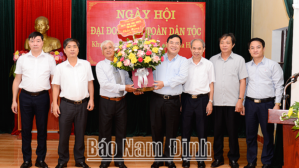 Đồng chí Bí thư Tỉnh ủy dự Ngày hội Đại đoàn kết toàn dân tộc tại huyện Nghĩa Hưng