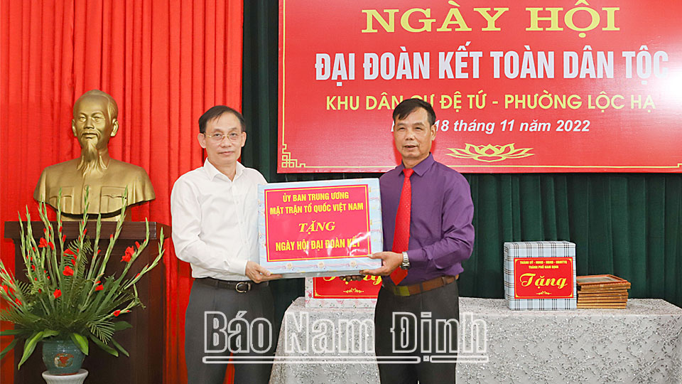 Đồng chí Trưởng Ban Đối ngoại Trung ương và đồng chí Bí thư Tỉnh ủy dự Ngày hội Đại đoàn kết toàn dân tộc tại phường Lộc Hạ