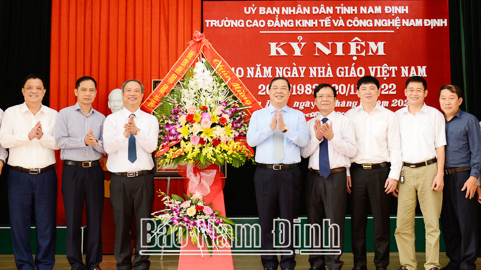 Đồng chí Bí thư Tỉnh ủy thăm, chúc mừng Trường Cao đẳng Kinh tế và Công nghệ Nam Định nhân Ngày Nhà giáo Việt Nam 20-11