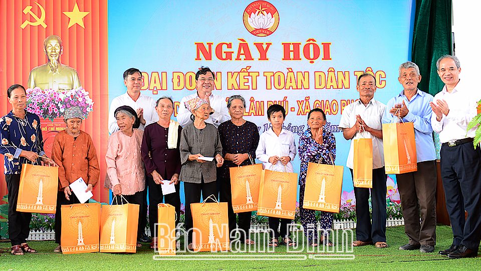 Đồng chí Bí thư Tỉnh ủy và Thứ trưởng Bộ Công an dự Ngày hội Đại đoàn kết toàn dân tộc ở xã Giao Phong