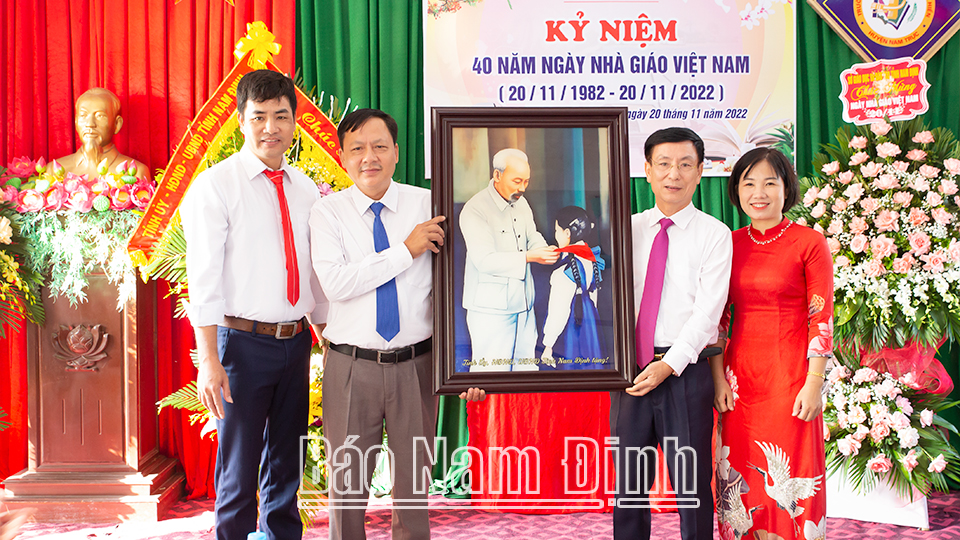 Đồng chí Chủ tịch UBND tỉnh thăm, chúc mừng Trường THCS Nguyễn Hiền