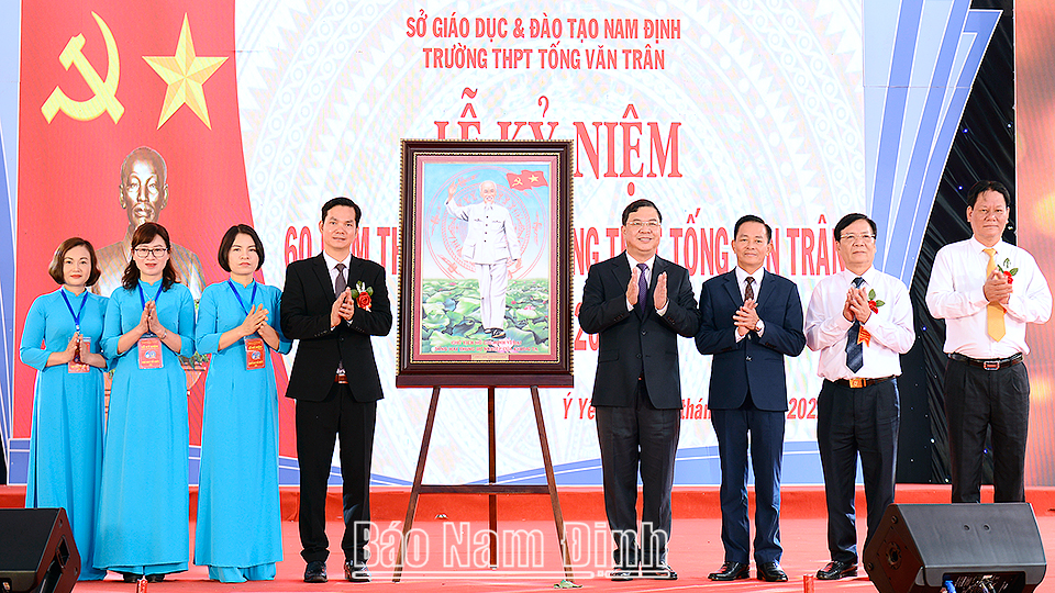 Đồng chí Bí thư Tỉnh ủy dự lễ kỷ niệm 60 năm thành lập Trường THPT Tống Văn Trân