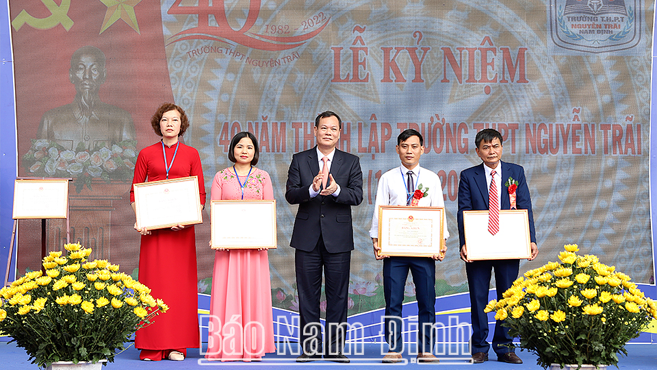 Đồng chí Phó Bí thư Thường trực Tỉnh ủy dự và chúc mừng Trường THPT Nguyễn Trãi nhân ngày Nhà giáo Việt Nam 20-11