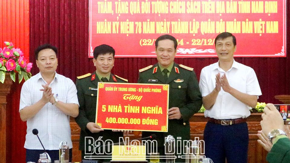 Đoàn công tác Quân ủy Trung ương thăm, tặng quà đối tượng chính sách huyện Hải Hậu