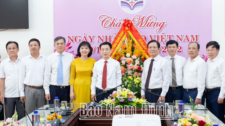 Đồng chí Chủ tịch UBND tỉnh thăm, chúc mừng Sở Giáo dục và Đào tạo nhân Ngày Nhà giáo Việt Nam