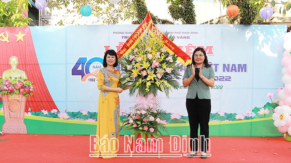 Đồng chí Phó Chủ tịch UBND tỉnh Hà Lan Anh chúc mừng Trường Mầm non Sao Vàng nhân Ngày Nhà giáo Việt Nam 20-11