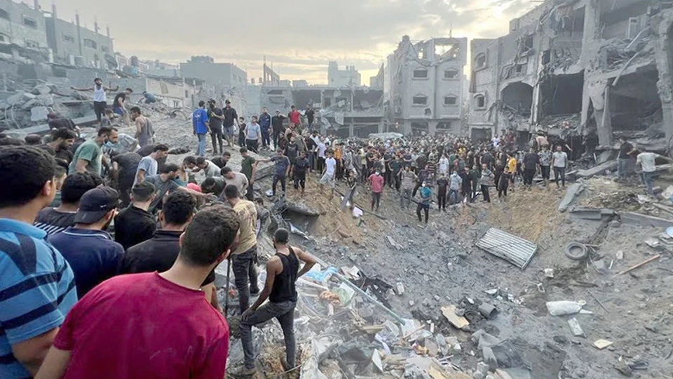 Vụ không kích trại tị nạn ở Gaza gây thương vong lớn. (Ảnh REUTERS)
