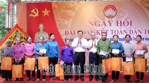 Đồng chí Bí thư Tỉnh ủy dự ngày hội đại đoàn kết toàn dân tộc ở xã Hồng Quang