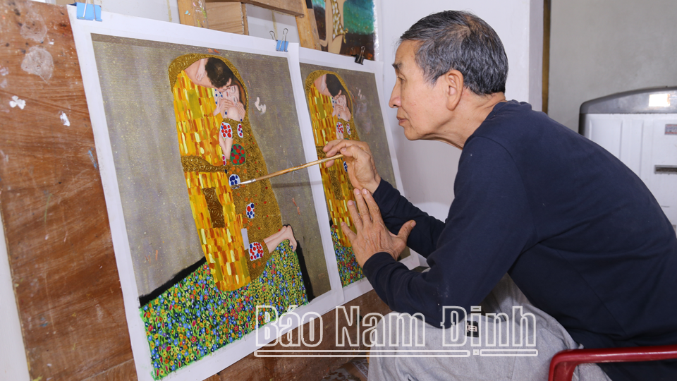 Ông Nguyễn Xuân Dưỡng, xã Hải An (Hải Hậu) sáng tạo tác phẩm dòng tranh sơn mài thếp vàng. 