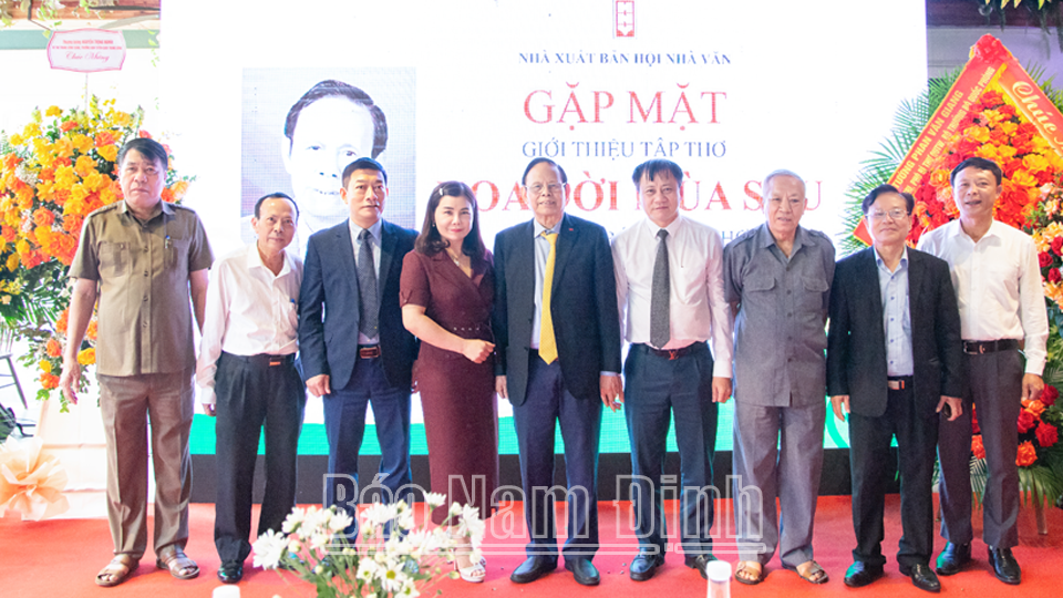 Nhà báo, Nhà thơ Nguyễn Hồng Vinh chụp ảnh lưu niệm với đoàn đại biểu tỉnh Nam Định. dt5
