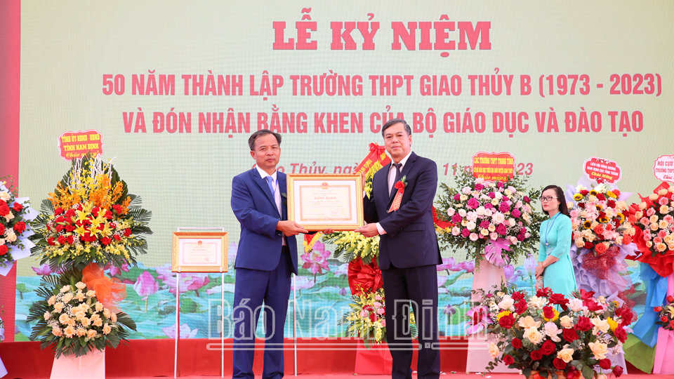 Đồng chí Phó Chủ tịch UBND tỉnh Trần Lê Đoài trao tặng Bằng khen của UBND tỉnh cho tập thể trường THPT Giao Thủy B.
