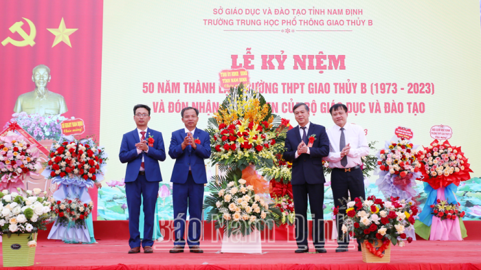 Đồng chí Phó Chủ tịch HĐND tỉnh Mai Thanh Long và đồng chí Phó Chủ tịch UBND tỉnh Trần Lê Đoài tặng lẵng hoa tươi thắm chúc mừng trường THPT Giao Thủy B.
