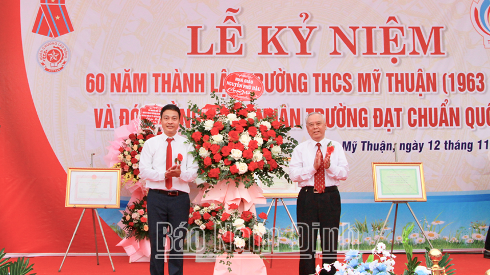 Lãnh đạo Hội Khuyến học tỉnh tặng hoa chúc mừng nhà trường.
