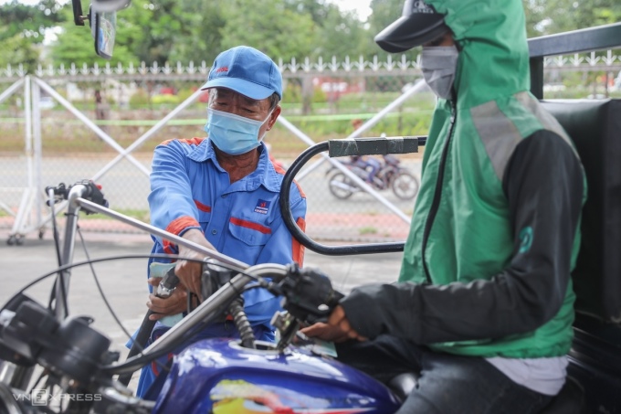 Người dân đổ nhiên liệu tại một cây xăng trên Xa lộ Hà Nội, TP HCM, tháng 9/2022. Ảnh: Quỳnh Trần

