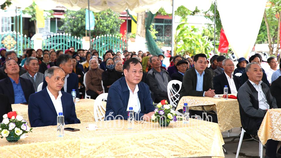 Đồng chí Lê Quốc Chỉnh, Phó Bí thư Thường trực Tỉnh ủy, Chủ tịch HĐND tỉnh, Trưởng đoàn Đoàn đại biểu Quốc hội tỉnh và các đại biểu dự Ngày hội đại đoàn kết toàn dân tại xóm 3, xã Hải Xuân (Hải Hậu). 