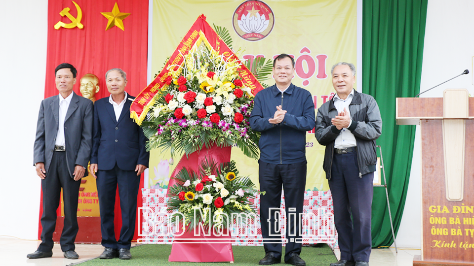 Đồng chí Phó Bí thư Thường trực Tỉnh ủy Lê Quốc Chỉnh tặng lẵng hoa tươi thắm chúc mừng cán bộ và nhân dân xóm 3, xã Hải Xuân.
