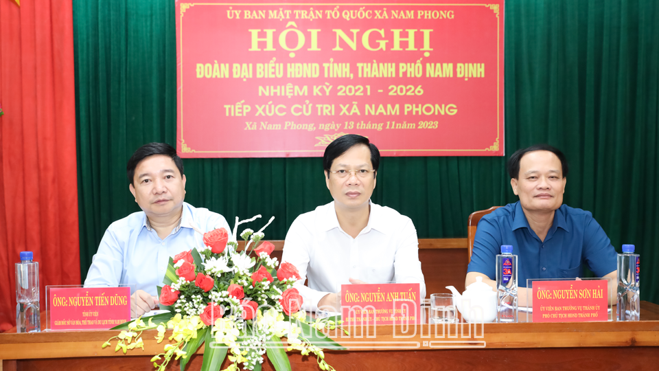 Đồng chí Nguyễn Anh Tuấn, Ủy viên Ban TVTU, Bí thư Thành ủy, Chủ tịch HĐND thành phố Nam Định và các đại biểu tiếp xúc cử tri xã Nam Phong.
            