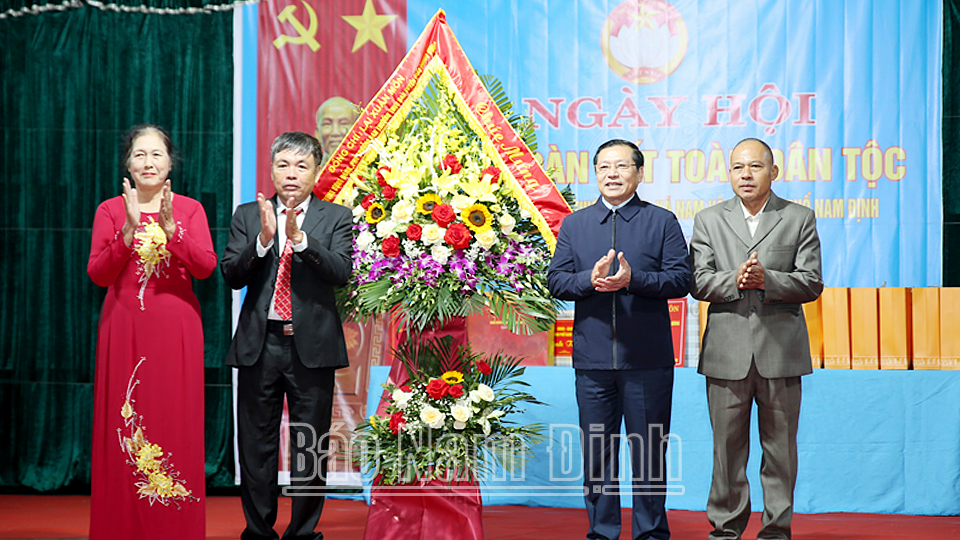 Đồng chí Phó Trưởng Ban Thường trực Ban Tuyên giáo Trung ương và đồng chí Bí thư Tỉnh ủy dự Ngày hội Đại đoàn kết toàn dân tộc tại xã Nam Vân