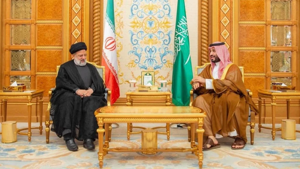 Thái tử Saudi Arabia Mohammed bin Salman và Tổng thống Iran Ebrahim Raisi đã có cuộc gặp đầu tiên kể từ khi hai nước đạt được thỏa thuận khôi phục quan hệ vào tháng 3 vừa qua. (Ảnh: Reuters)
