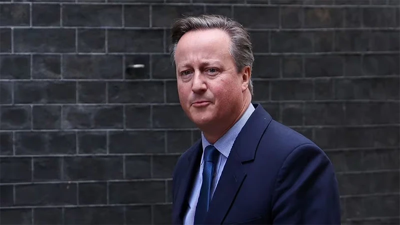 Ông David Cameron xuất hiện bên ngoài số 10 phố Downing tại London, ngày 13/11/2023. (Ảnh: Reuters)
