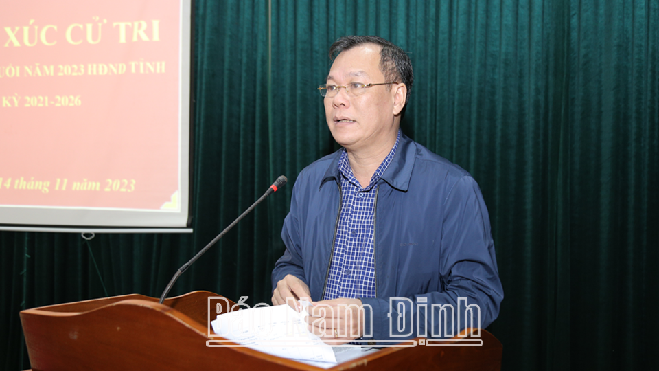 Đồng chí Phó Bí thư Thường trực Tỉnh ủy Lê Quốc Chỉnh phát biểu tại buổi tiếp xúc cử tri xã Nam Tiến.
