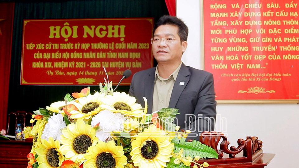 Đồng chí Phó Chủ tịch Thường trực UBND tỉnh Trần Anh Dũng trả lời các ý kiến của cử tri tại hội nghị.