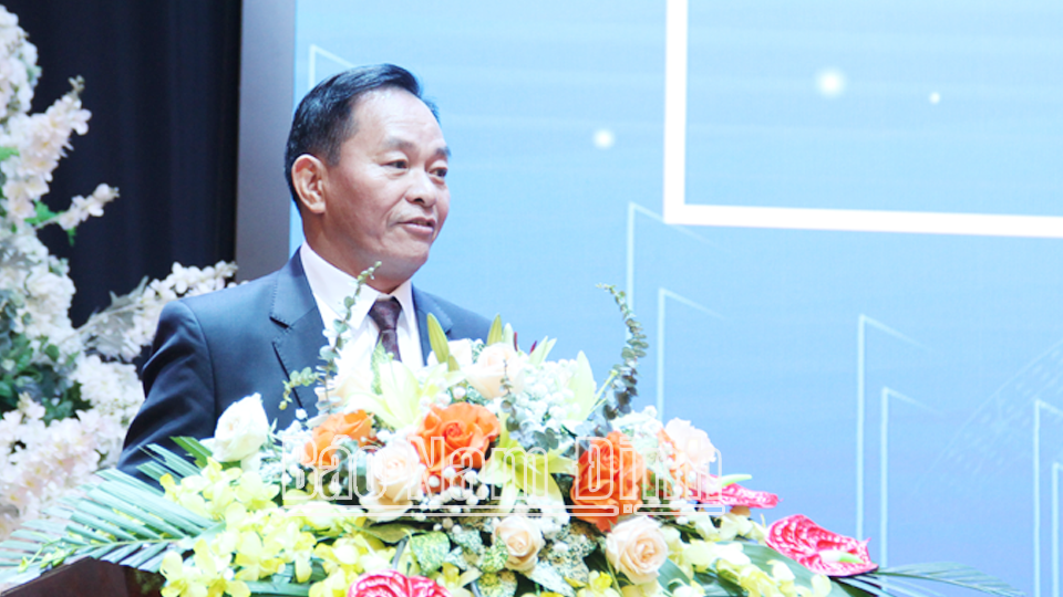 Đồng chí Nguyễn Phùng Hoan, Ủy viên Ban TVTU, Phó Chủ tịch Thường trực HĐND tỉnh phát biểu tại hội thảo.
            