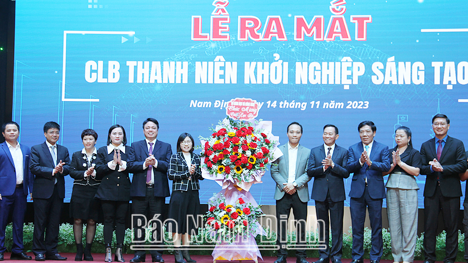 Đồng chí Phó Chủ tịch Thường trực HĐND tỉnh Nguyễn Phùng Hoan tặng hoa chúc mừng Câu lạc bộ Khởi nghiệp đổi mới sáng tạo.