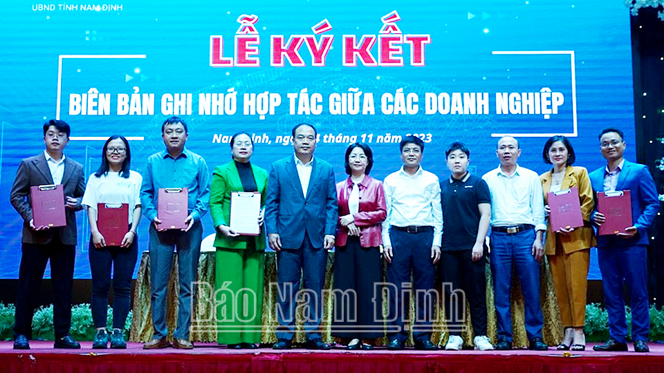 Lãnh đạo Sở Khoa học và Công nghệ chứng kiến lễ ký kết biên bản ghi nhớ giữa các doanh nghiệp.
