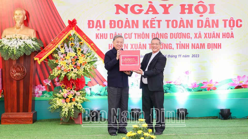 Đại tướng Tô Lâm, Bộ trưởng Bộ Công an tặng quà Giám mục Tôma Vũ Đình Hiệu.