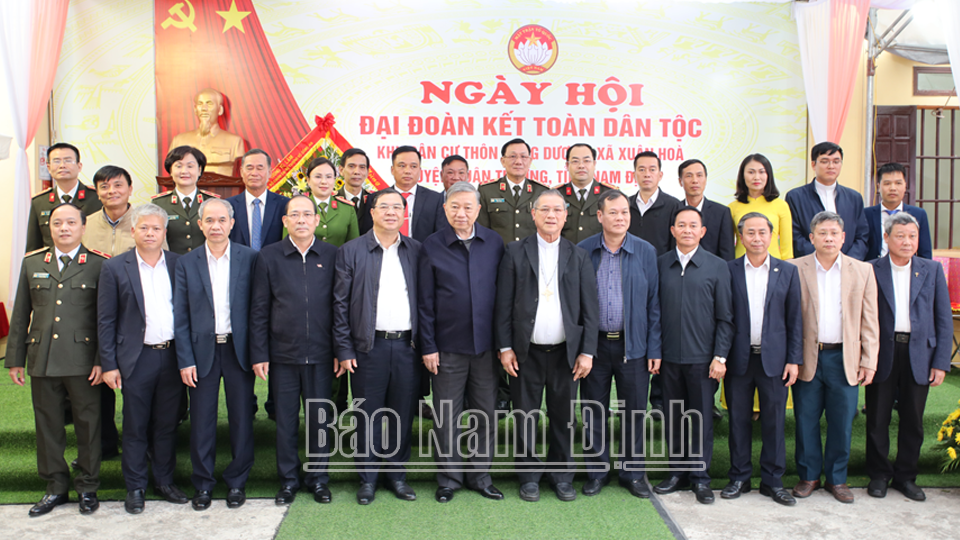 Đại tướng Tô Lâm, Bộ trưởng Bộ Công an chụp ảnh lưu niệm với cán bộ, nhân dân thôn Khu dân cư Đông Dương, xã Xuân Hòa.