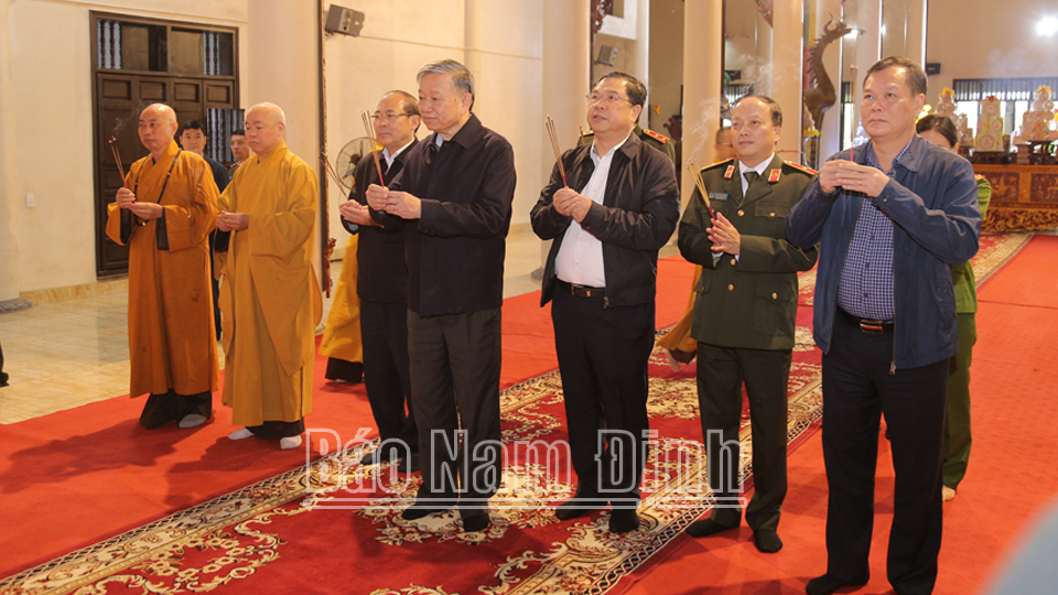 Các đồng chí: Đại tướng Tô Lâm, Ủy viên Bộ Chính trị, Bộ trưởng Bộ Công an; Phạm Gia Túc, Ủy viên BCH Trung ương Đảng, Bí thư Tỉnh ủy; Hoàng Công Thủy, Phó Chủ tịch Ủy ban Trung ương MTTQ Việt Nam; Lê Quốc Chỉnh, Phó Bí thư Thường trực Tỉnh ủy, Chủ tịch HĐND tỉnh, Trưởng đoàn Đoàn đại biểu Quốc tỉnh và các đại biểu dâng hương tại Trúc Lâm Thiên Trường. 