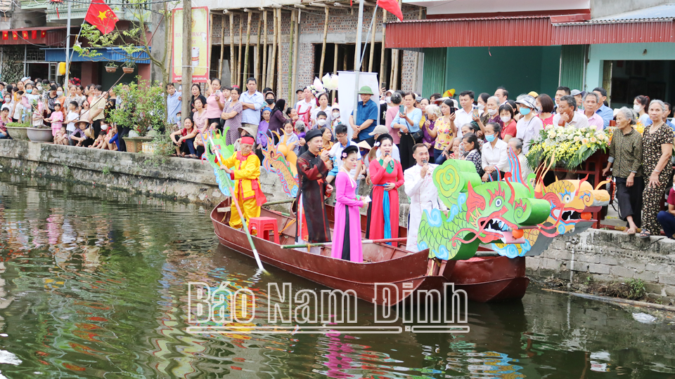 Hát chèo trên sông trong lễ hội Thái bình xướng ca, làng Gạo, xã Thành Lợi (Vụ Bản).
