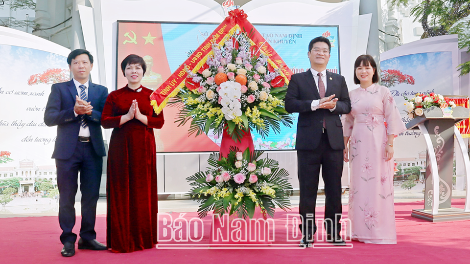 Đồng chí Trần Anh Dũng, Ủy viên Ban TVTU, Phó Chủ tịch Thường trực UBND tỉnh tặng lẵng hoa tươi thắm chúc mừng nhà trường.
